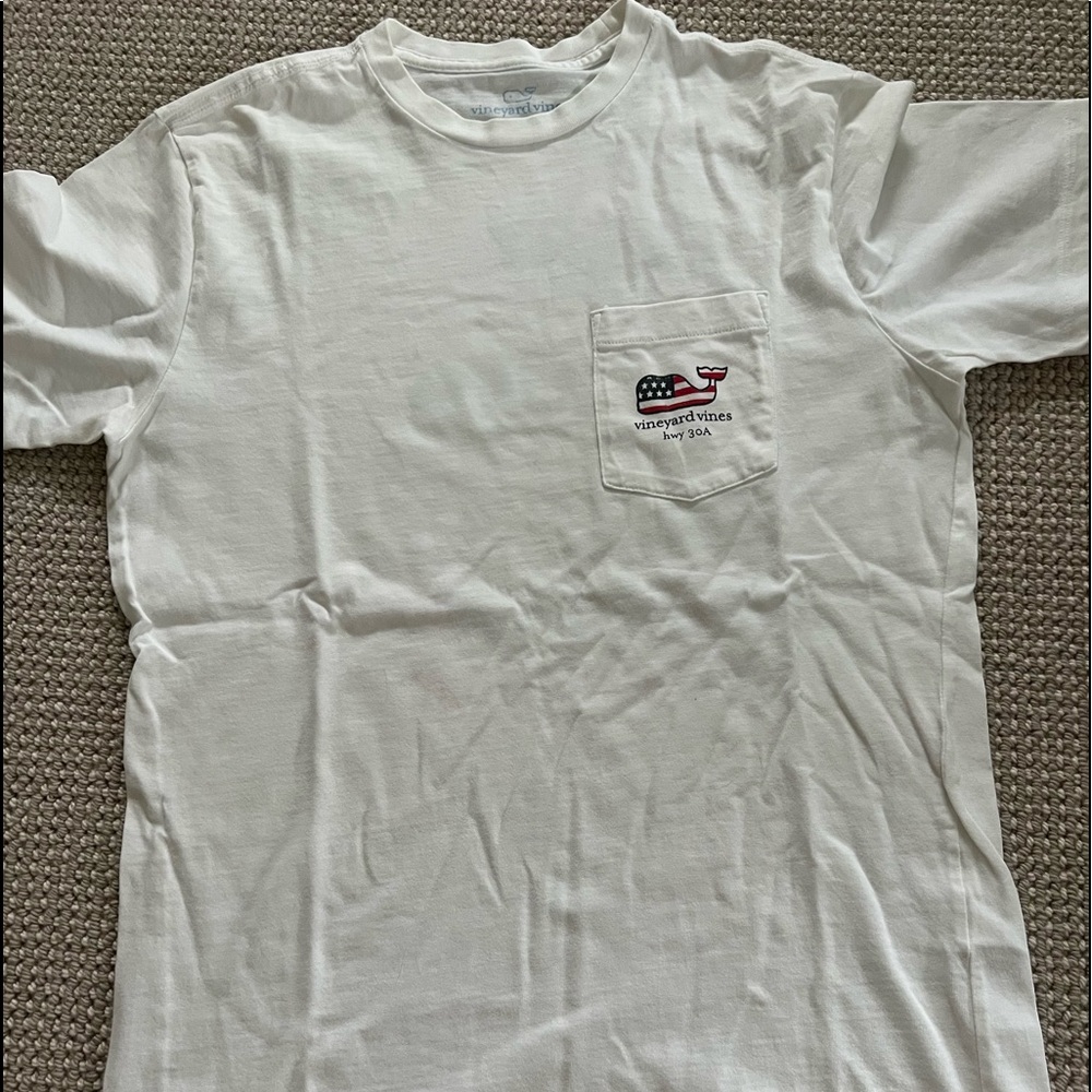 cute vineyard vines tee shirt!